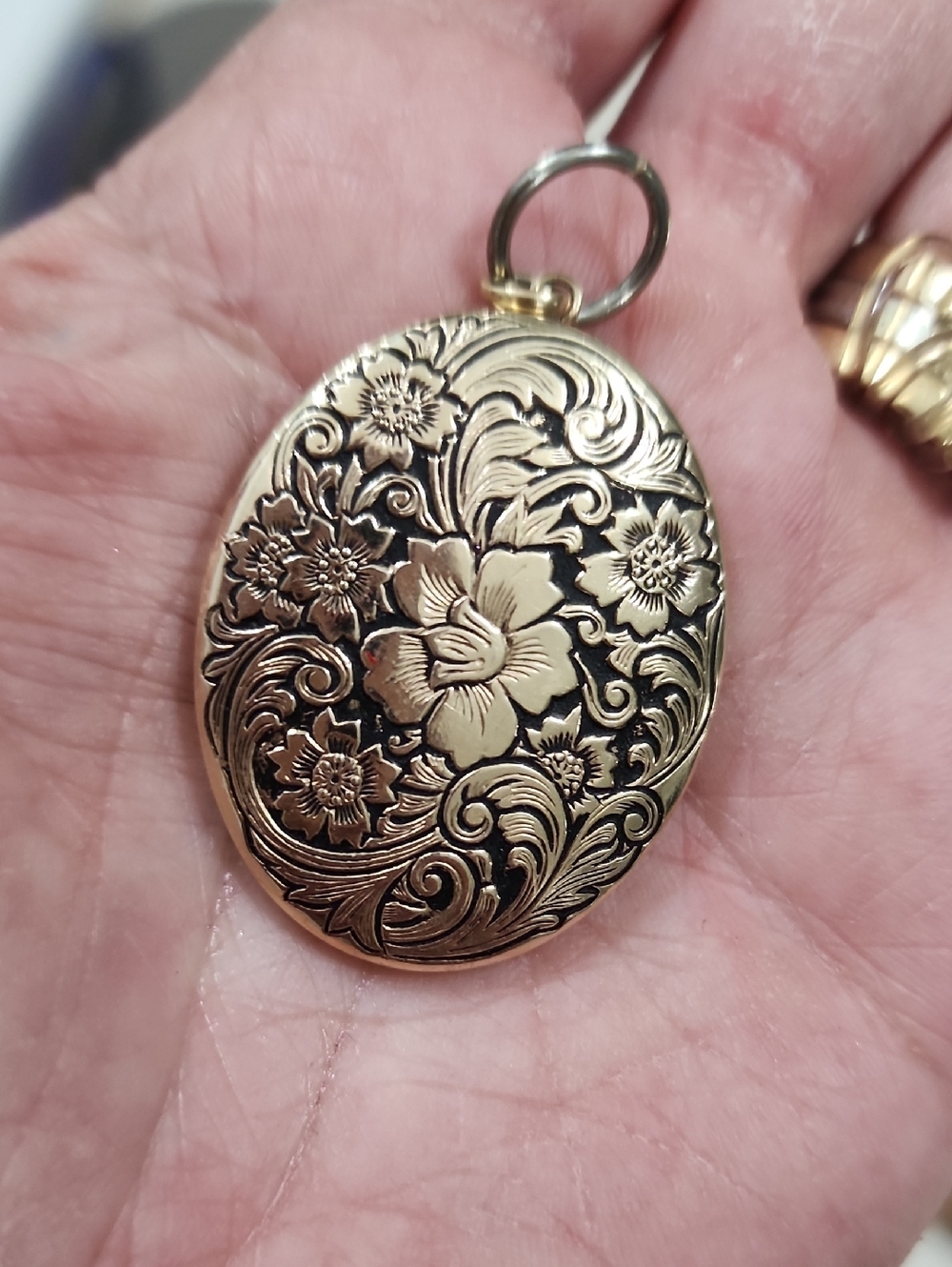Vintage Floral Engraved Oval Locket Pendant in Antique Gold